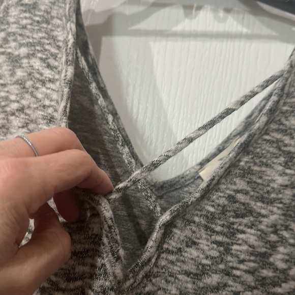 Hummingbird Sz  M blk/white crisscross front  V back l/s top NWOT - Picture 2 of 5